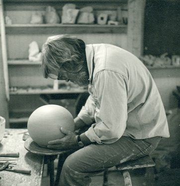 Ken Price beginning to sculpt a form for his project Happy’s Curios, 1972-77, photograph by Sarah Spongberg, © Ken Price
