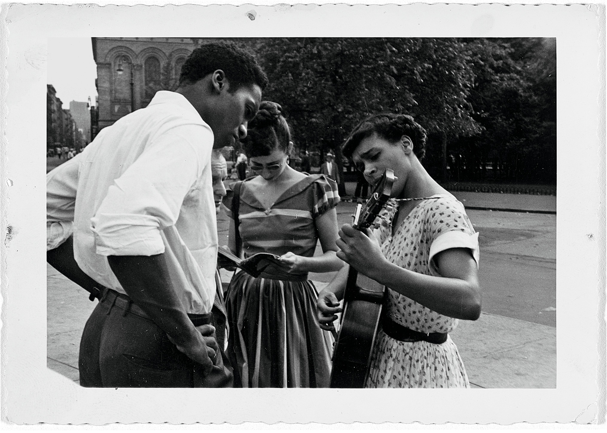 Charles White, Musicians in Washington Square Park, 1950s, private collection, Altadena, © The Charles White Archives, digital image © Museum of Modern Art, New York