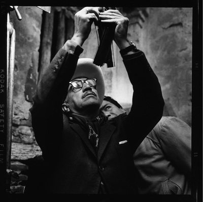 Manuel Álvarez Bravo, Gabriel Figueroa reviewing light tests for the film Sonatas, directed by Juan Antonio Bardem, 1959, Gabriel Figueroa Flores Archive, © Estate of Manuel Álvarez Bravo