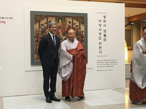 LACMA Director Michael Govan and Venerable Monk Jeong-hyun during the ceremony marking the return of Bodhisattva Jijang and the Ten Kings of Hell in Seoul, Korea, in 2017