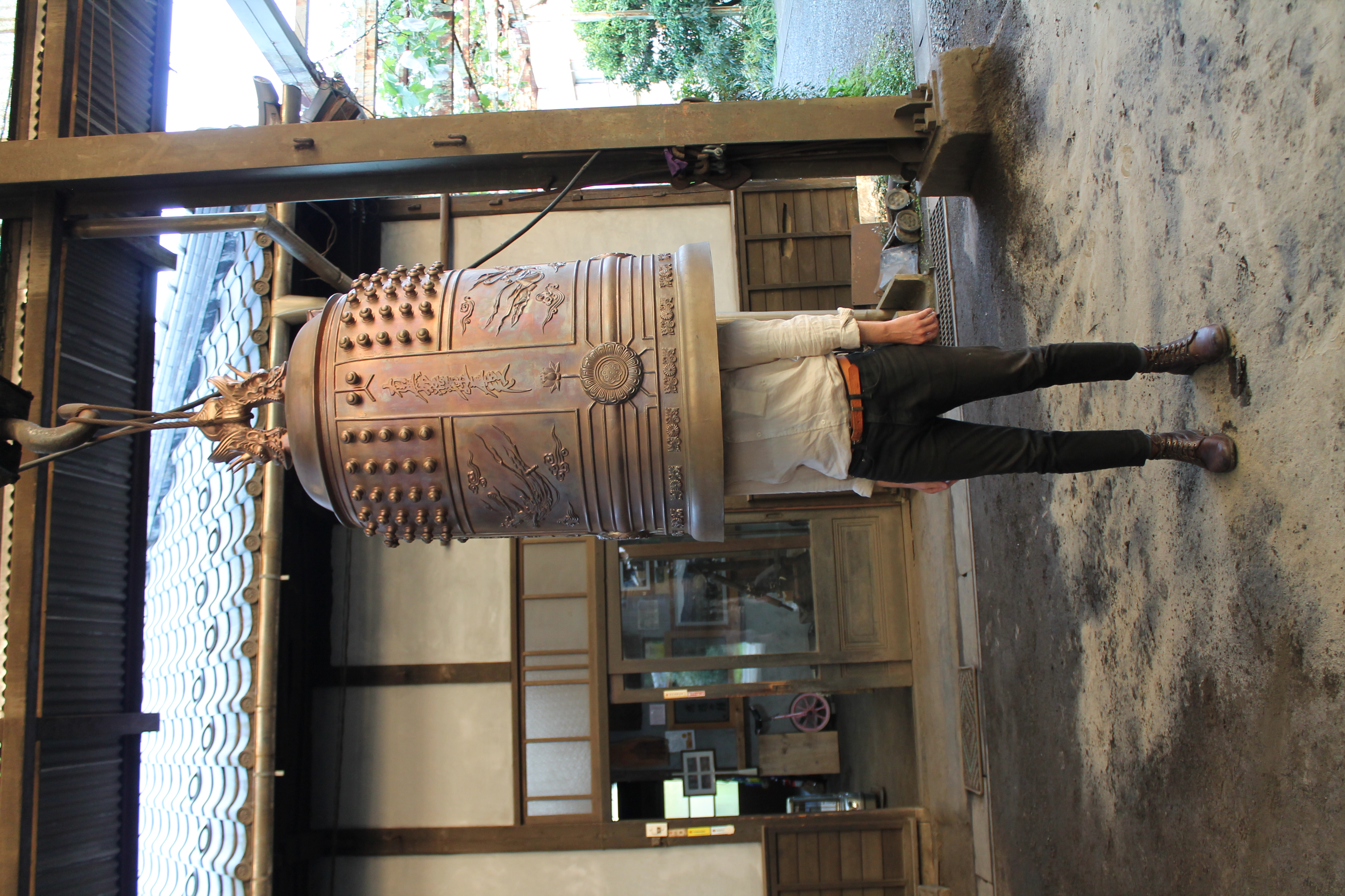 Tamm listening to bonsho in Kotabe-san’s foundry, photograph courtesy of Arcus Project, 2017