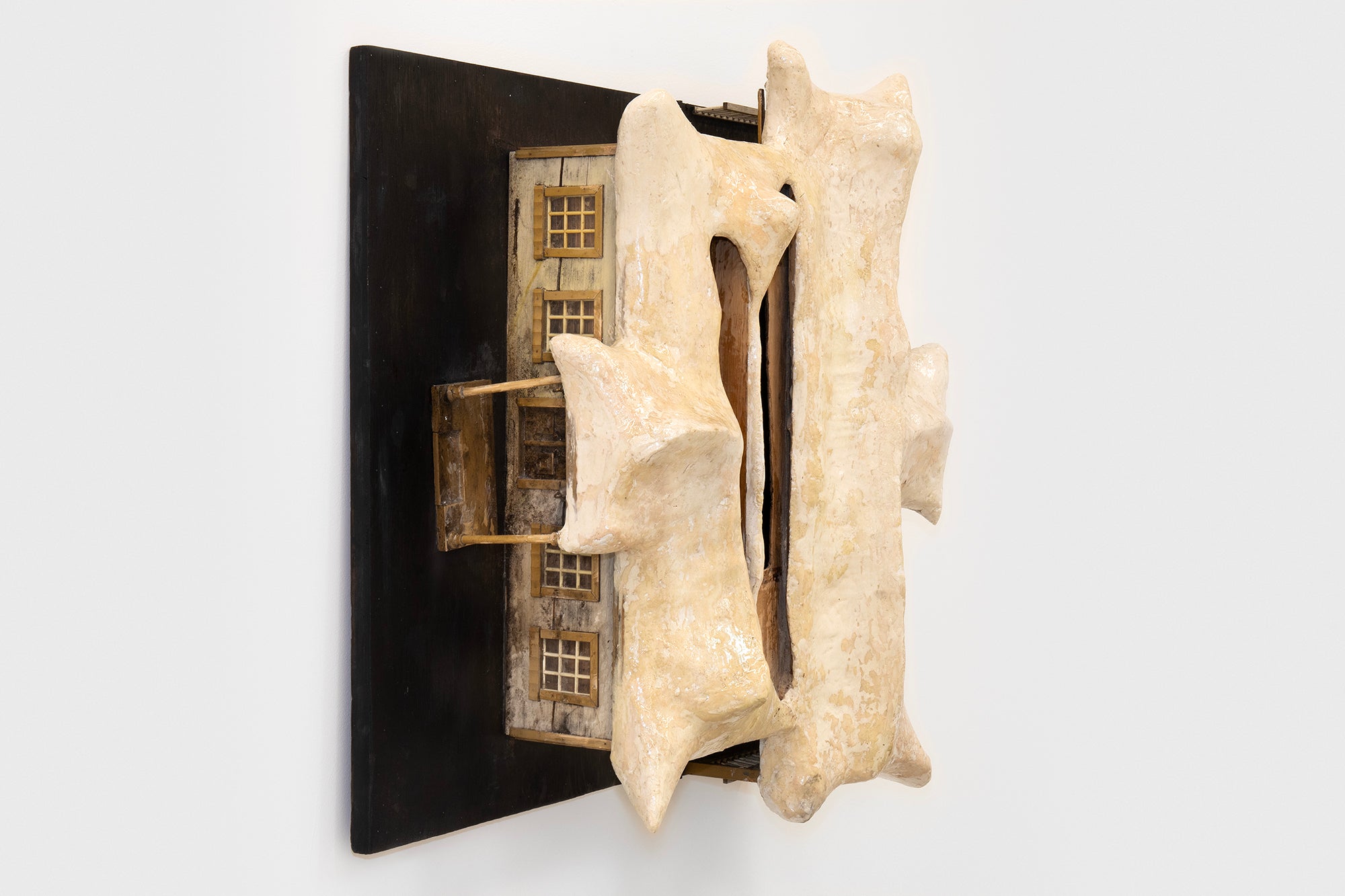 Claire Chambless, Ghost Complex No. 6 (aerial view), 2025, Los Angeles County Museum of Art, purchased with funds provided by Karen Hillenburg and Peter and Jill Kraus, with additional support provided by Jordan Goodman and AHAN: Studio Forum, 2025 Art Here and Now, © Claire Chambless, image courtesy of the artist and Morán Morán