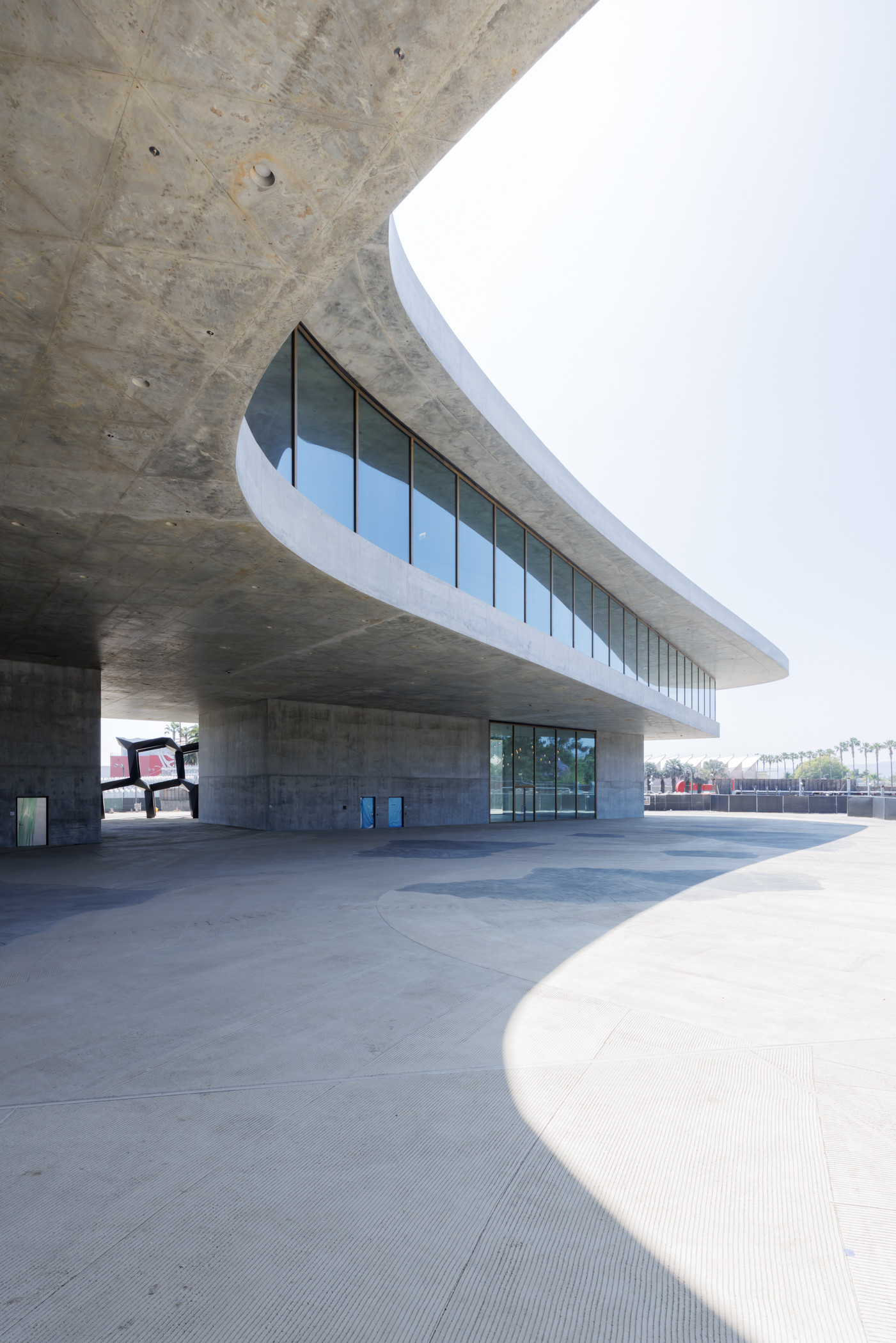 David Geffen Galleries at LACMA; view of new Ray’s and Stark Bar on ground level from East West Bank Commons with Tony Smith’s Smoke (1967) in background, © Tony Smith Estate/Artists Rights Society (ARS), New York, photo © Iwan Baan