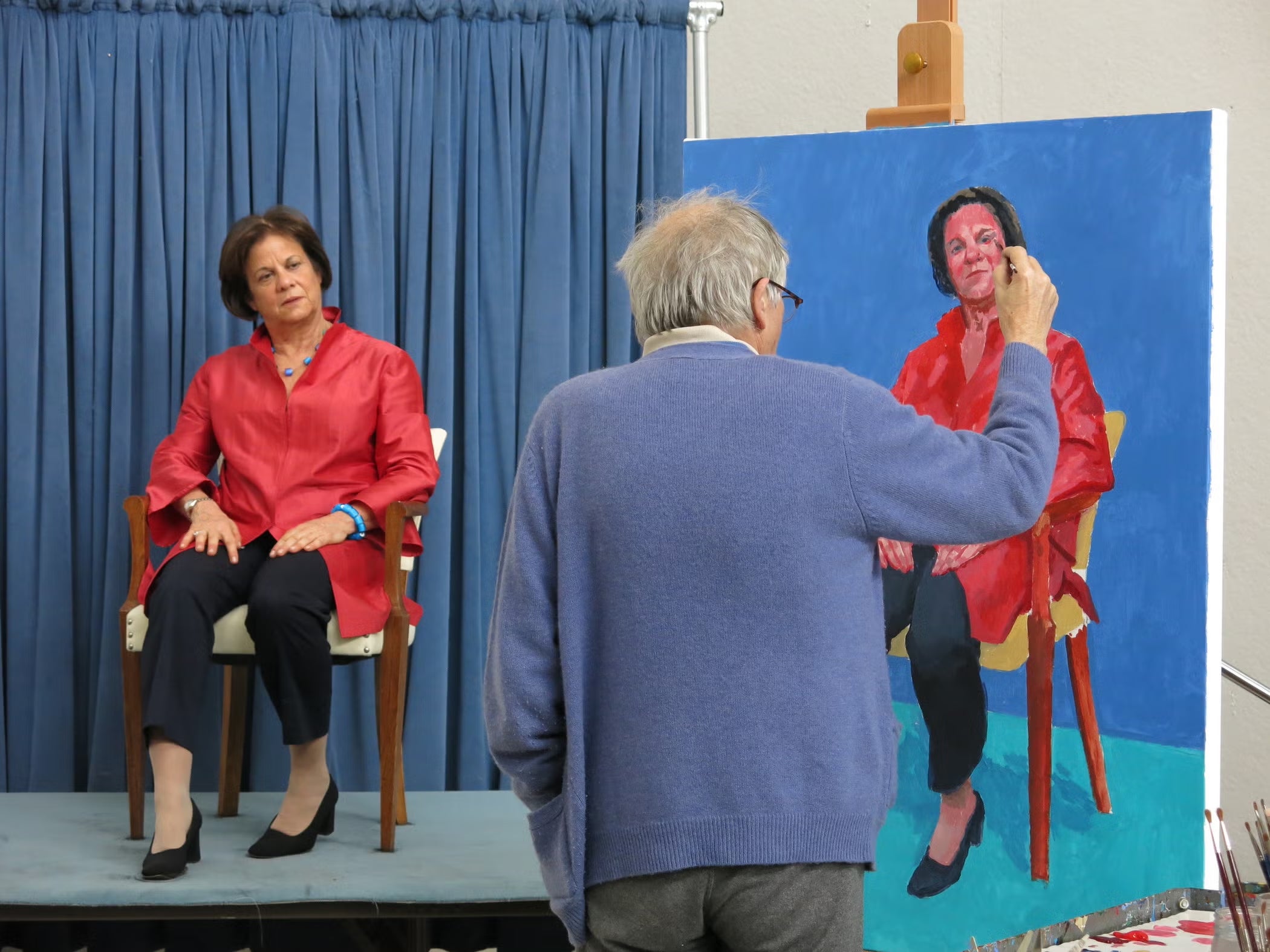 David Hockney painting Stephanie Barron, Los Angeles, January 9, 2014, © David Hockney, photo by Jean-Pierre Gonçalves de Lima