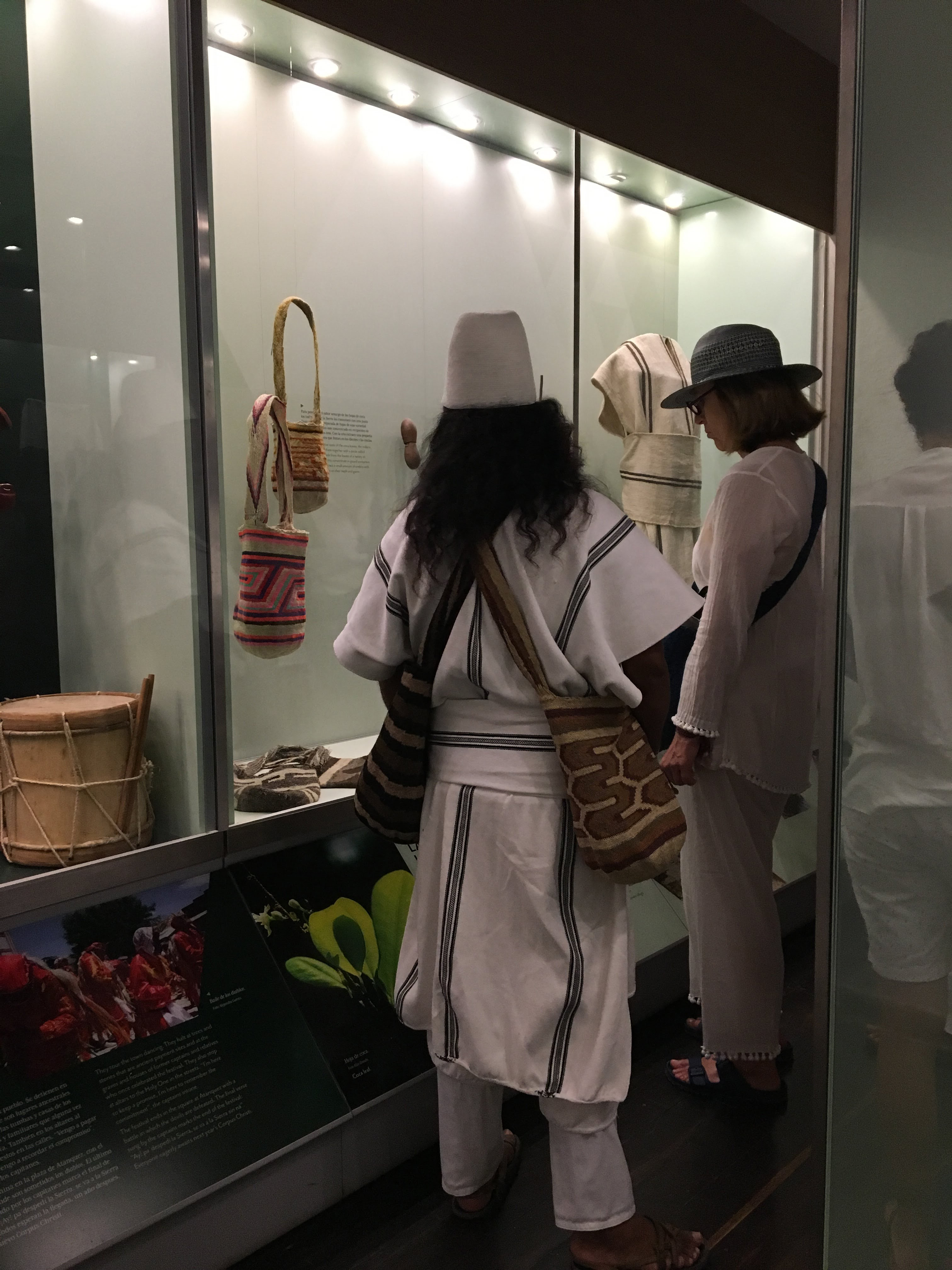 A member of the Arhuaco community looking at Arhuaco objects in the Museo del Oro Santa Marta