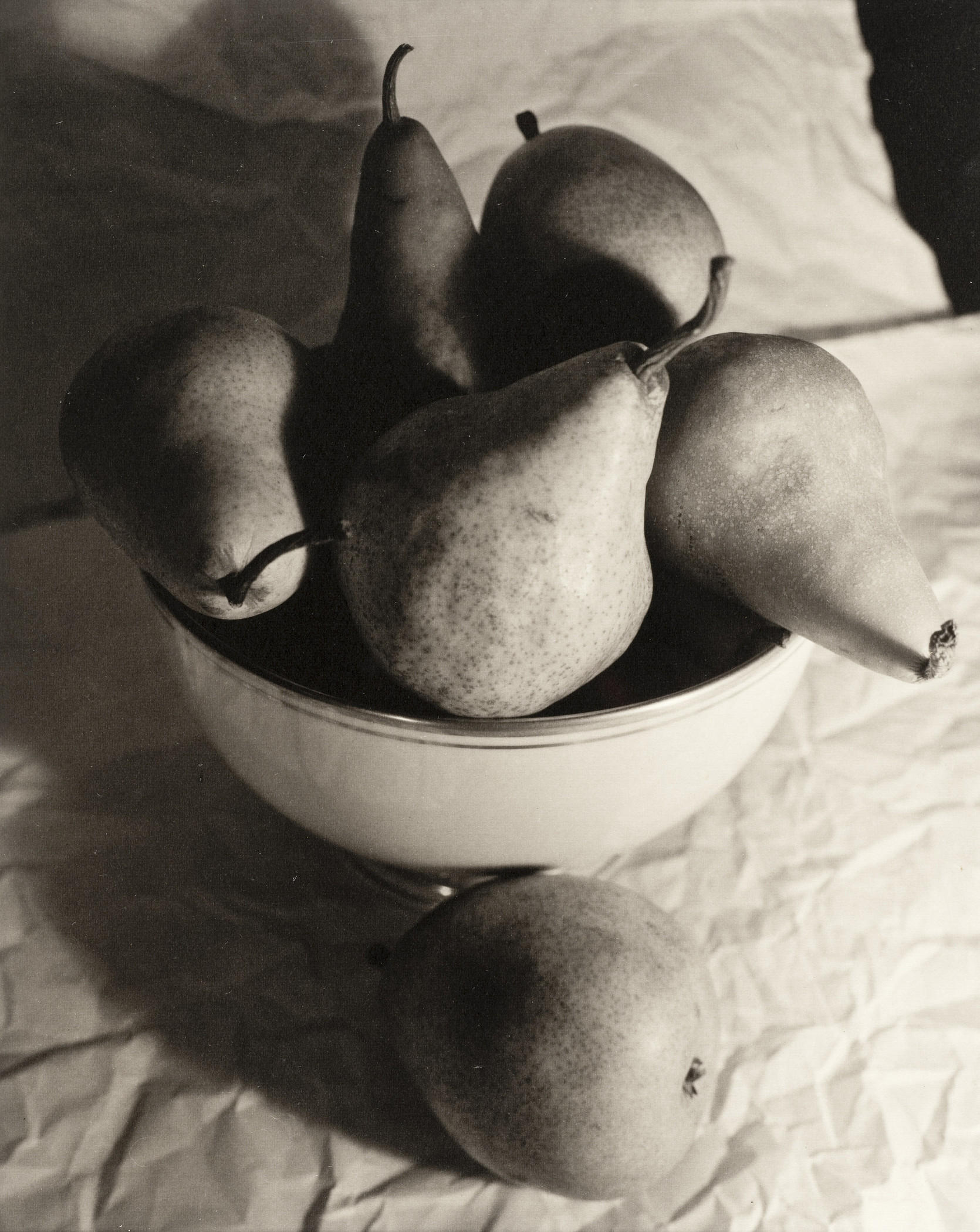 Black and white photograph of bowl of pears