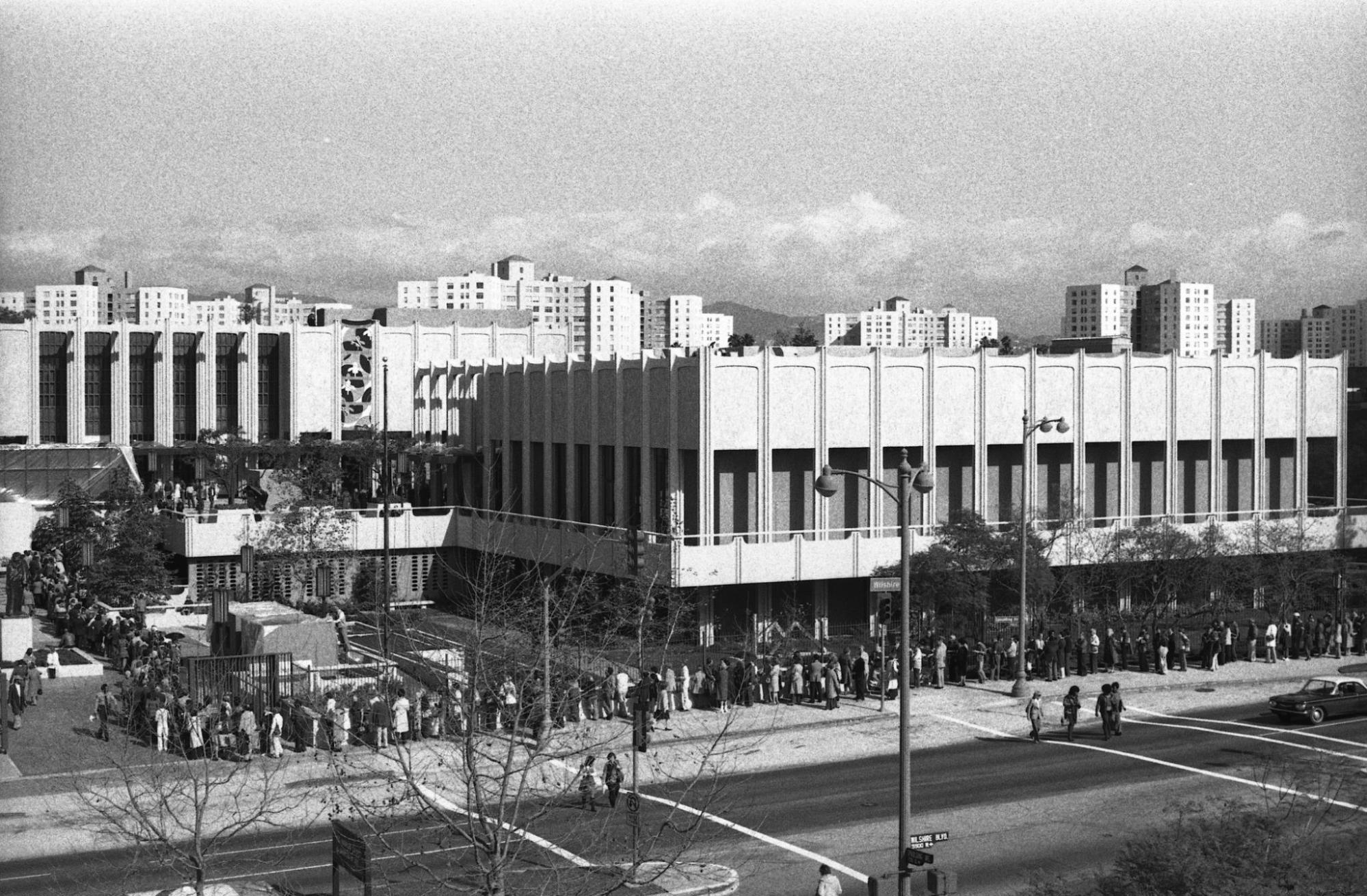 Museum members waiting for tickets to the exhibition Treasures of King Tutankhamen at the Los Angeles County Museum of Art, January 1978, photo © Museum Associates/LACMA