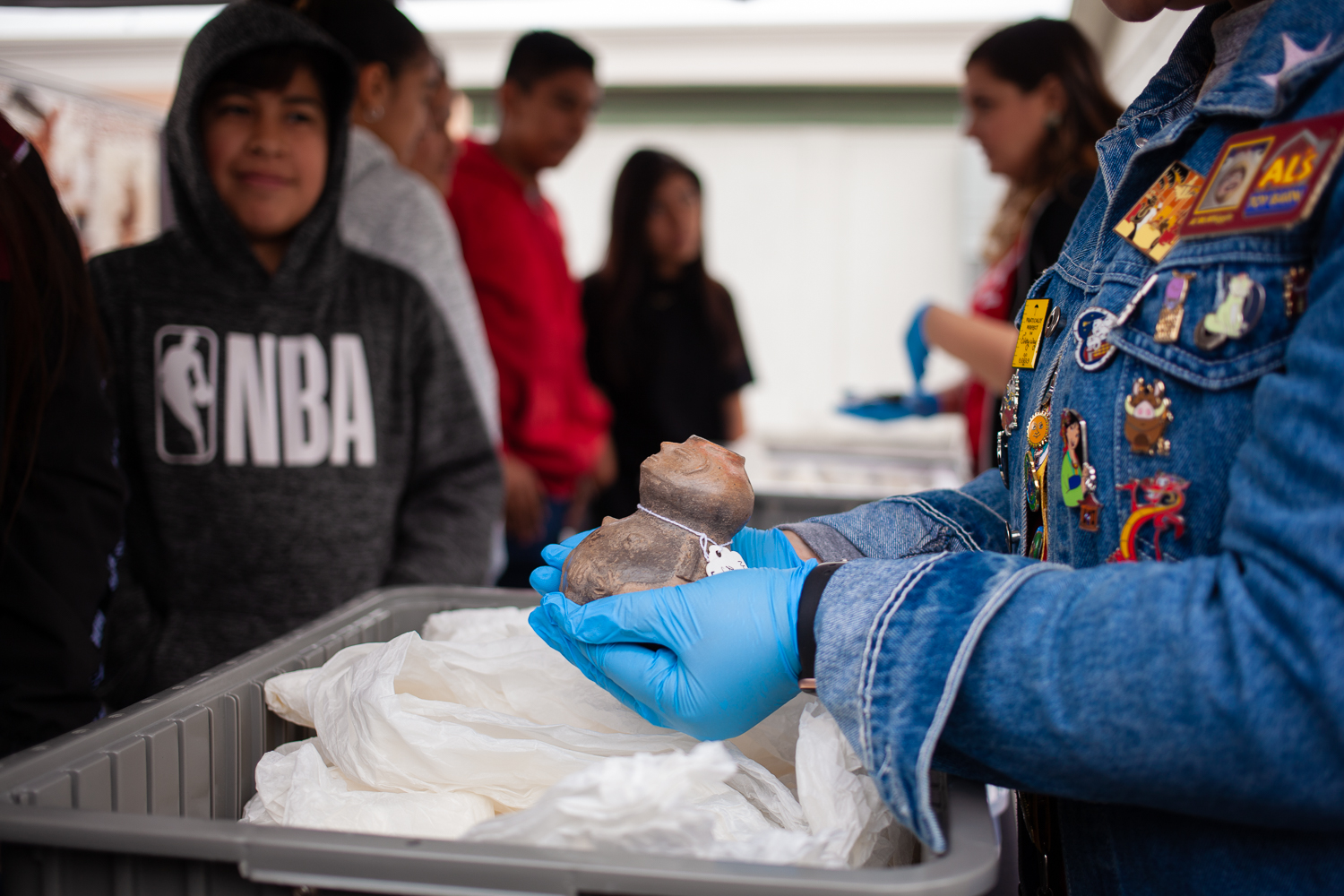 Bell Gardens Intermediate students participate in demonstrations with objects from the Art of the Ancient Americas collection, photos by Stephenie Pashkowsky