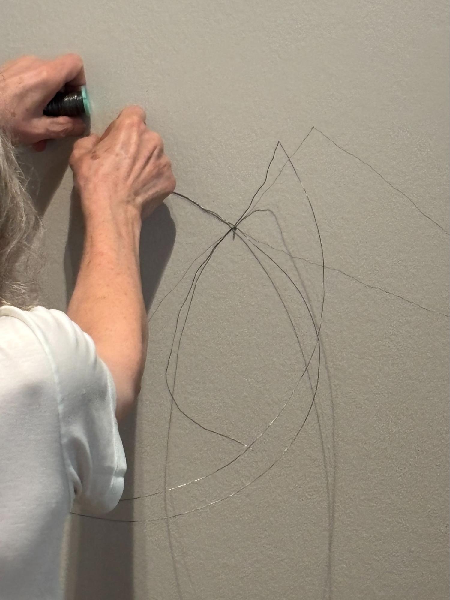 Richard Tuttle installing Wire Piece #23, February 2025, Los Angeles County Museum of Art, photo © Museum Associates/LACMA by © Frances Lazare
