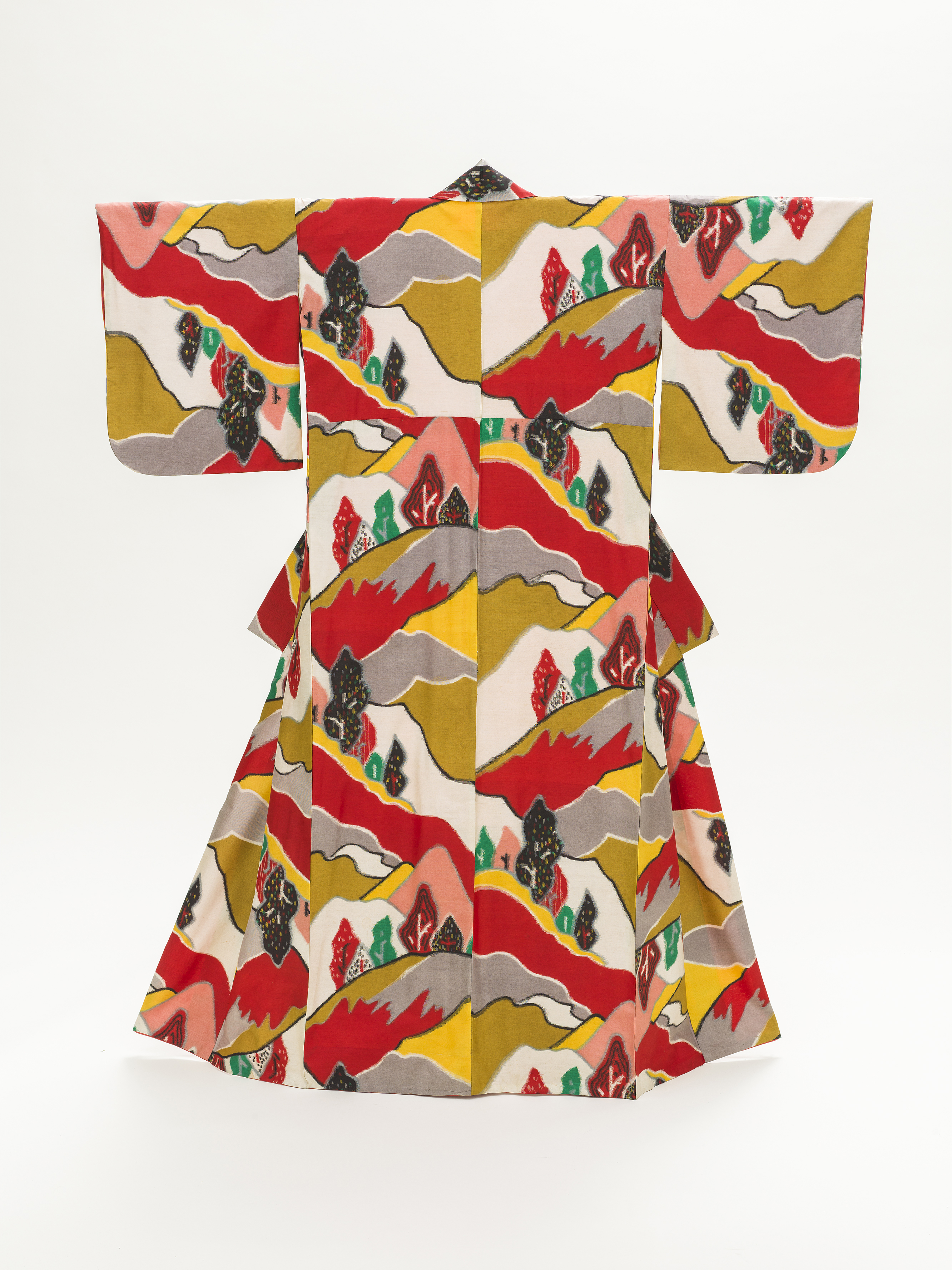 Woman's Kimono with Mountain Landscape, Japan, Taishō (1912–26)–mid-Shōwa period (1926–89), c. 1940, purchased with funds provided by Jacqueline Avant, photo © 2014 Museum Associates/LACMA