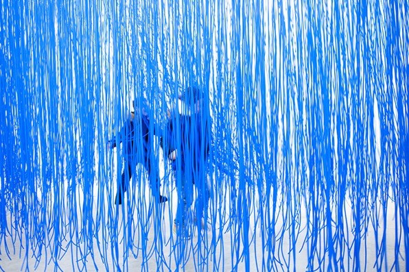 Jesús Rafael Soto, Penetrable BBL Bleu, 1999/2007 (Edition AVILA; edition 8/8), Los Angeles County Museum of Art, purchased with funds provided by Ronald A. Belkin, Alice and Nahum Lainer, Willow Bay and Bob Iger, Colleen and Brad Bell, Lynda and Stewart Resnick, Mary Solomon, Hana and Kelvin Davis, C. E. Horton, Ann Colgin and Joe Wender, Belldegrun Family Foundation, Inc., the Louis L. Borick Foundation, Andy and Carlo Brandon-Gordon, Mary and Daniel James, Janet Dreisen Rappaport, Nadine and Fredric D. Rosen, Florence and Harry Sloan, Susan and Eric Smidt, Estrellita and Daniel Brodsky, Wendy Stark Morrissey, and Surpik and Paolo Angelini through the 2020 Collectors Committee, © Jesús Rafael Soto. Installation view of edition 3/8, Soto: Chronochrome, Perrotin Gallery, Paris, 2015