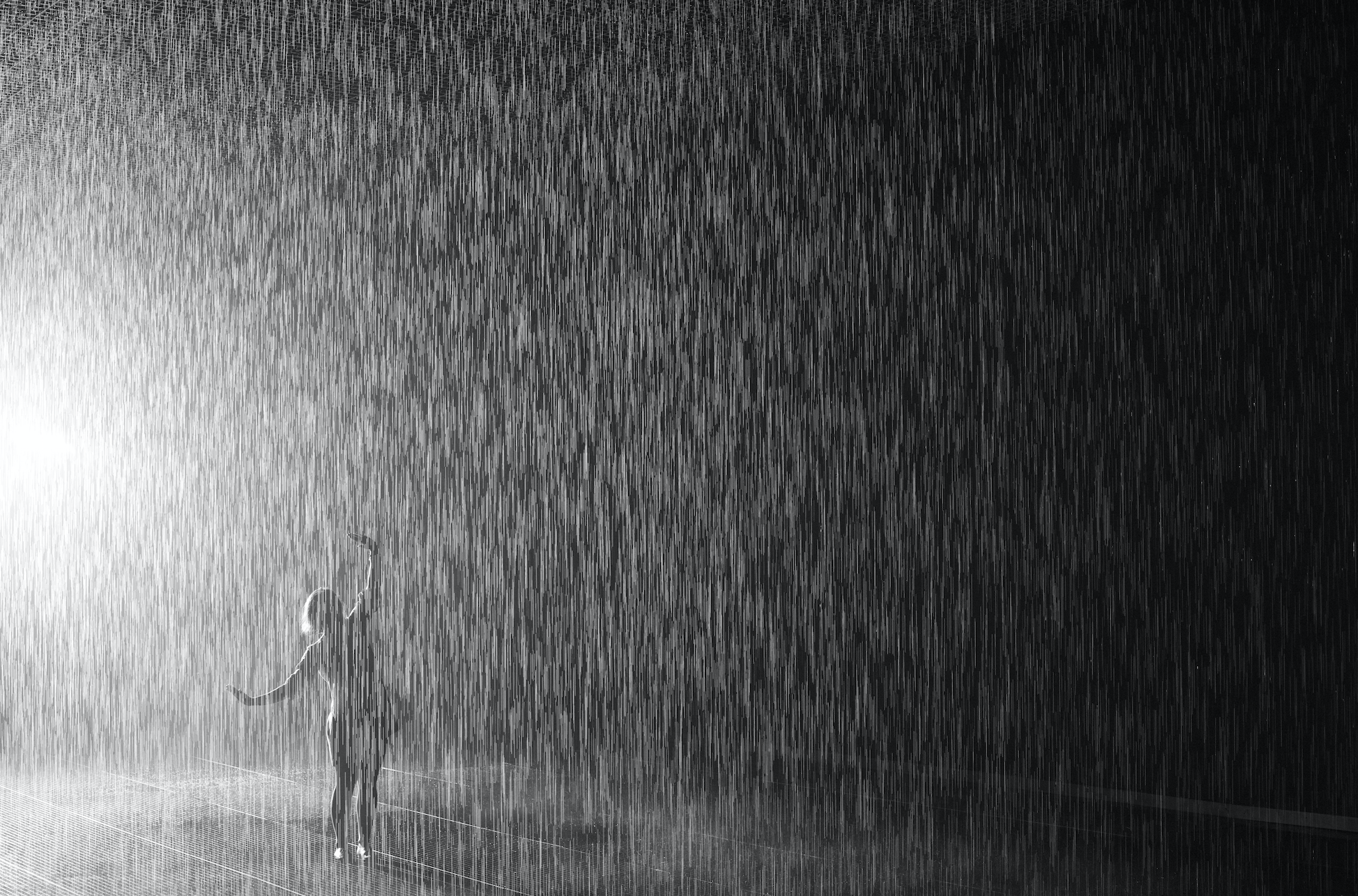 Rainy wallpapers. Фон дождь. Человек под дождем. Ливень. Серый дождь.