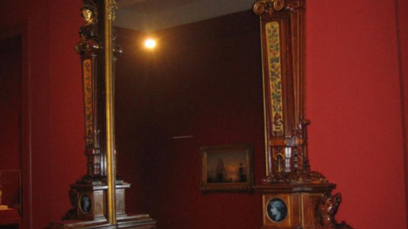 A Lavish Mirror Regains its Luster  