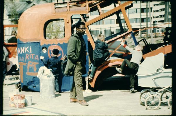 Howard Smith at the Kallio children's playground in Helsinki, 1972, Photo © Yrjo Sotamaa