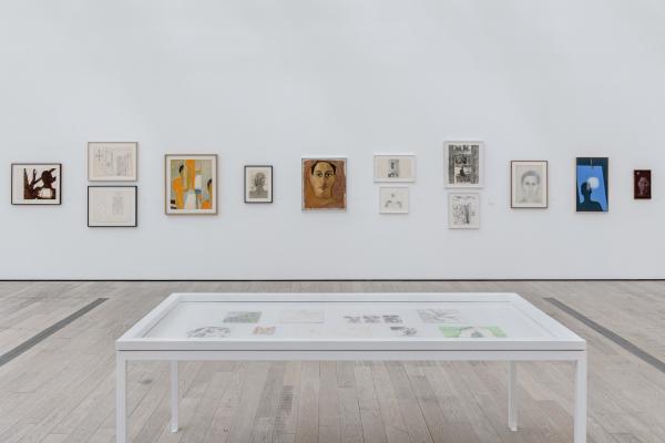 Fotografía de la instalación, Luchita Hurtado: I Live I Die I Will Be Reborn (Luchita Hurtado: Vivo, muero y renaceré), Los Angeles County Museum of Art, 2020, arte © Luchita Hurtado, foto © Museum Associates/LACMA