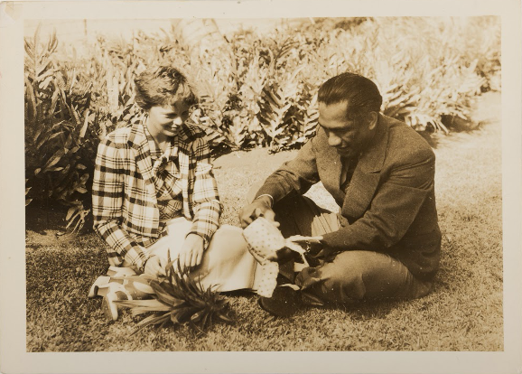 Duke Kahanamoku cuts a pineapple with Amelia Earhart, United States, Hawaiʻi, Oʻahu, Honolulu, January 11,1935
